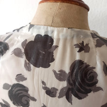 Cargar imagen en el visor de la galería, 1950s - Gorgeous Black Roses Nylon Dress - W27 (68cm)
