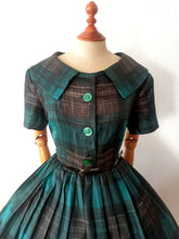 Laden Sie das Bild in den Galerie-Viewer, 1950s - Exquisite French Green Tartan Dress - W32 (82cm)
