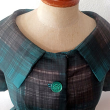 Laden Sie das Bild in den Galerie-Viewer, 1950s - Exquisite French Green Tartan Dress - W32 (82cm)
