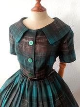 Laden Sie das Bild in den Galerie-Viewer, 1950s - Exquisite French Green Tartan Dress - W32 (82cm)
