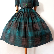 Laden Sie das Bild in den Galerie-Viewer, 1950s - Exquisite French Green Tartan Dress - W32 (82cm)
