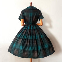 Laden Sie das Bild in den Galerie-Viewer, 1950s - Exquisite French Green Tartan Dress - W32 (82cm)
