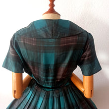 Laden Sie das Bild in den Galerie-Viewer, 1950s - Exquisite French Green Tartan Dress - W32 (82cm)
