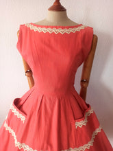 Laden Sie das Bild in den Galerie-Viewer, 1950s - Adorable Coral Linen Pockets Dress - W25 (64cm)
