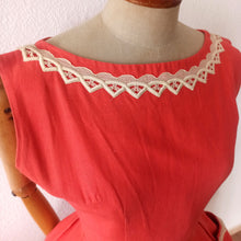 Laden Sie das Bild in den Galerie-Viewer, 1950s - Adorable Coral Linen Pockets Dress - W25 (64cm)
