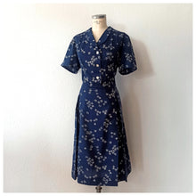 Laden Sie das Bild in den Galerie-Viewer, 1940s - Gorgeous Navy Blue Floral Dress - W39 (100cm)
