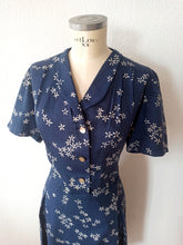 Laden Sie das Bild in den Galerie-Viewer, 1940s - Gorgeous Navy Blue Floral Dress - W39 (100cm)
