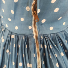 Cargar imagen en el visor de la galería, 1950s - Stunning Iconic Blue Dotted Dress - W29 (74cm)
