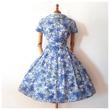 Cargar imagen en el visor de la galería, 1950s - Gorgeous French Floral Satin Dress - W29 (74cm)
