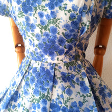 Cargar imagen en el visor de la galería, 1950s - Gorgeous French Floral Satin Dress - W29 (74cm)
