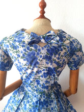 Cargar imagen en el visor de la galería, 1950s - Gorgeous French Floral Satin Dress - W29 (74cm)
