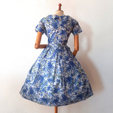 Cargar imagen en el visor de la galería, 1950s - Gorgeous French Floral Satin Dress - W29 (74cm)
