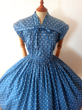 Cargar imagen en el visor de la galería, 1950s - Stunning Iconic Blue Dotted Dress - W29 (74cm)
