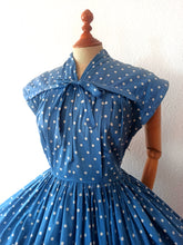 Cargar imagen en el visor de la galería, 1950s - Stunning Iconic Blue Dotted Dress - W29 (74cm)
