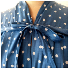 Cargar imagen en el visor de la galería, 1950s - Stunning Iconic Blue Dotted Dress - W29 (74cm)
