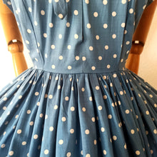 Cargar imagen en el visor de la galería, 1950s - Stunning Iconic Blue Dotted Dress - W29 (74cm)
