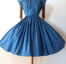 Cargar imagen en el visor de la galería, 1950s - Stunning Iconic Blue Dotted Dress - W29 (74cm)
