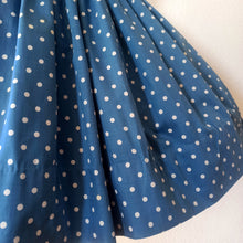 Cargar imagen en el visor de la galería, 1950s - Stunning Iconic Blue Dotted Dress - W29 (74cm)
