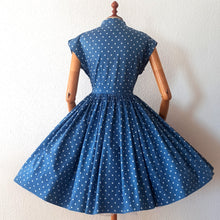 Cargar imagen en el visor de la galería, 1950s - Stunning Iconic Blue Dotted Dress - W29 (74cm)
