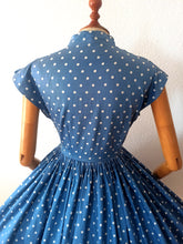 Cargar imagen en el visor de la galería, 1950s - Stunning Iconic Blue Dotted Dress - W29 (74cm)
