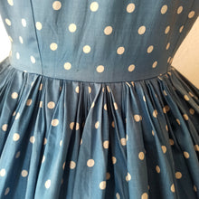 Cargar imagen en el visor de la galería, 1950s - Stunning Iconic Blue Dotted Dress - W29 (74cm)
