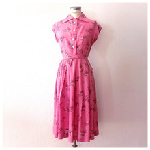 Laden Sie das Bild in den Galerie-Viewer, 1940s - Impressions de Lyon, France - Beautiful Pink Rayon Dress - W30 (76cm)
