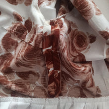 Laden Sie das Bild in den Galerie-Viewer, 1950s - Stunning Brown Roseprint Cotton Dress - W29 (74cm)
