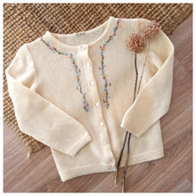 Charger l&#39;image dans la galerie, 1950s - Adorable Cream Handembroidered Wool Cardigan - Sz. S/M
