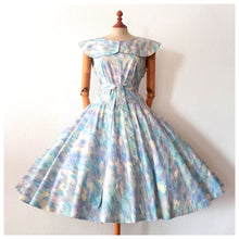 Laden Sie das Bild in den Galerie-Viewer, 1950s - Spectacular Removable Shawl Collar Pastel Colors Dress - W30 (76cm)
