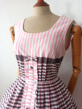 Load image into Gallery viewer, 1950s 1960s - Adorable Grey &amp; Pink Cotton Dress - W29 (74cm)
