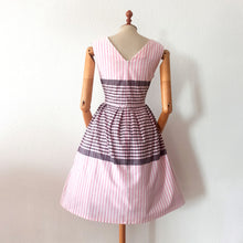 Load image into Gallery viewer, 1950s 1960s - Adorable Grey &amp; Pink Cotton Dress - W29 (74cm)
