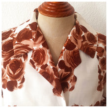 Laden Sie das Bild in den Galerie-Viewer, 1950s - Stunning Brown Roseprint Cotton Dress - W29 (74cm)
