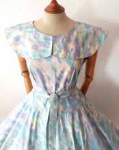 Laden Sie das Bild in den Galerie-Viewer, 1950s - Spectacular Removable Shawl Collar Pastel Colors Dress - W30 (76cm)
