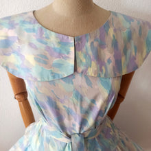 Laden Sie das Bild in den Galerie-Viewer, 1950s - Spectacular Removable Shawl Collar Pastel Colors Dress - W30 (76cm)
