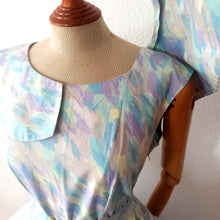 Carica l&#39;immagine nel visualizzatore di Gallery, 1950s - Spectacular Removable Shawl Collar Pastel Colors Dress - W30 (76cm)
