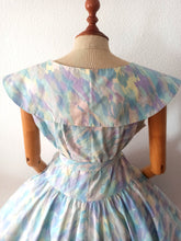 Charger l&#39;image dans la galerie, 1950s - Spectacular Removable Shawl Collar Pastel Colors Dress - W30 (76cm)
