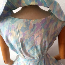 Laden Sie das Bild in den Galerie-Viewer, 1950s - Spectacular Removable Shawl Collar Pastel Colors Dress - W30 (76cm)
