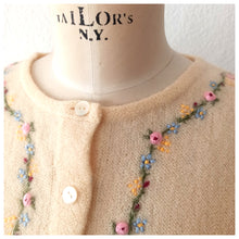 Laden Sie das Bild in den Galerie-Viewer, 1950s - Adorable Cream Handembroidered Wool Cardigan - Sz. S/M
