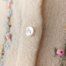 Carica l&#39;immagine nel visualizzatore di Gallery, 1950s - Adorable Cream Handembroidered Wool Cardigan - Sz. S/M
