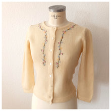 Charger l&#39;image dans la galerie, 1950s - Adorable Cream Handembroidered Wool Cardigan - Sz. S/M
