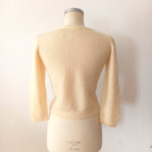 Charger l&#39;image dans la galerie, 1950s - Adorable Cream Handembroidered Wool Cardigan - Sz. S/M
