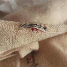 Charger l&#39;image dans la galerie, 1950s - Adorable Cream Handembroidered Wool Cardigan - Sz. S/M
