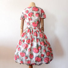 Laden Sie das Bild in den Galerie-Viewer, 1950s - Adorable &amp; Stunning Juniors Floral Dress - W22.5 (56cm)
