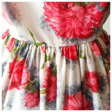 Carica l&#39;immagine nel visualizzatore di Gallery, 1950s - Adorable &amp; Stunning Juniors Floral Dress - W22.5 (56cm)
