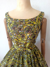 Carica l&#39;immagine nel visualizzatore di Gallery, 1950s 1960s - PARIS - Stunning Abstract Roseprint Dress - W24.5 (62cm)
