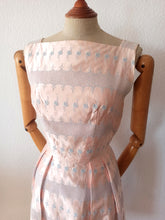 Laden Sie das Bild in den Galerie-Viewer, 1950s - Exquisite Pink Pale Embroidery Roses Dress - W25 (64cm)
