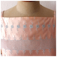 Laden Sie das Bild in den Galerie-Viewer, 1950s - Exquisite Pink Pale Embroidery Roses Dress - W25 (64cm)
