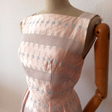 Laden Sie das Bild in den Galerie-Viewer, 1950s - Exquisite Pink Pale Embroidery Roses Dress - W25 (64cm)
