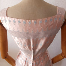 Laden Sie das Bild in den Galerie-Viewer, 1950s - Exquisite Pink Pale Embroidery Roses Dress - W25 (64cm)
