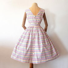 Carica l&#39;immagine nel visualizzatore di Gallery, 1950s - Adorable Color Stripes Belted Cotton Dress - W26 (66cm)
